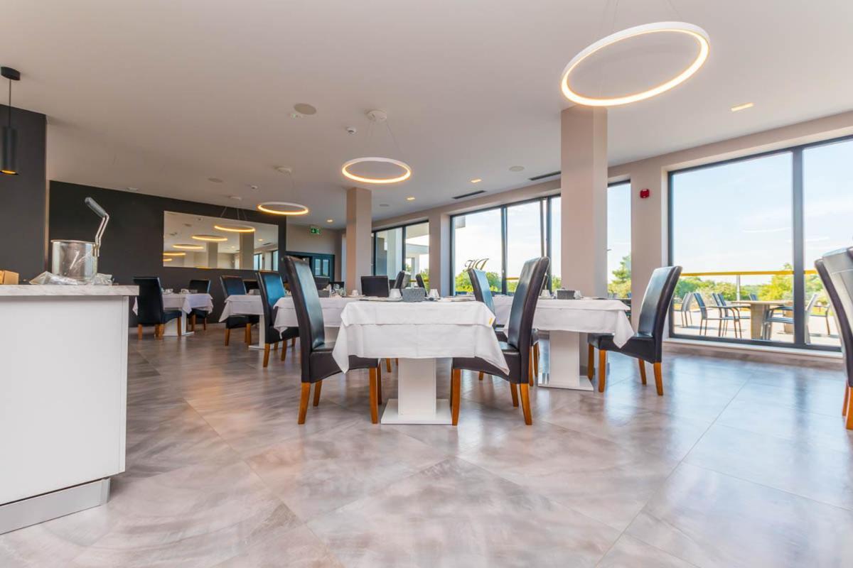 Hotel Delfin Lanterna Tar-Vabriga Dış mekan fotoğraf