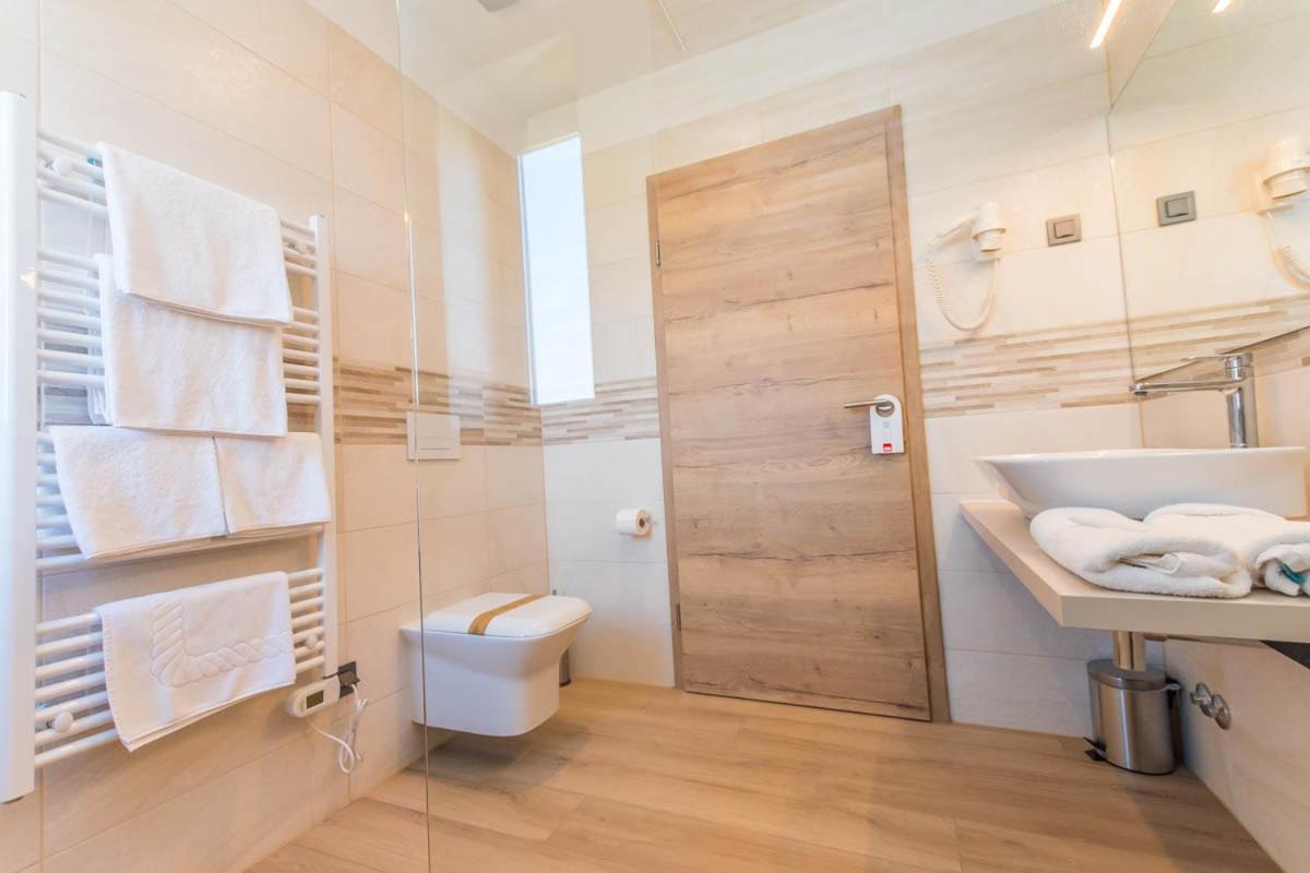 Hotel Delfin Lanterna Tar-Vabriga Dış mekan fotoğraf