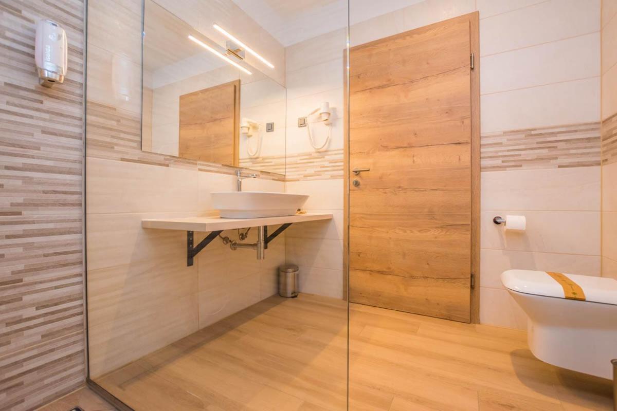 Hotel Delfin Lanterna Tar-Vabriga Dış mekan fotoğraf