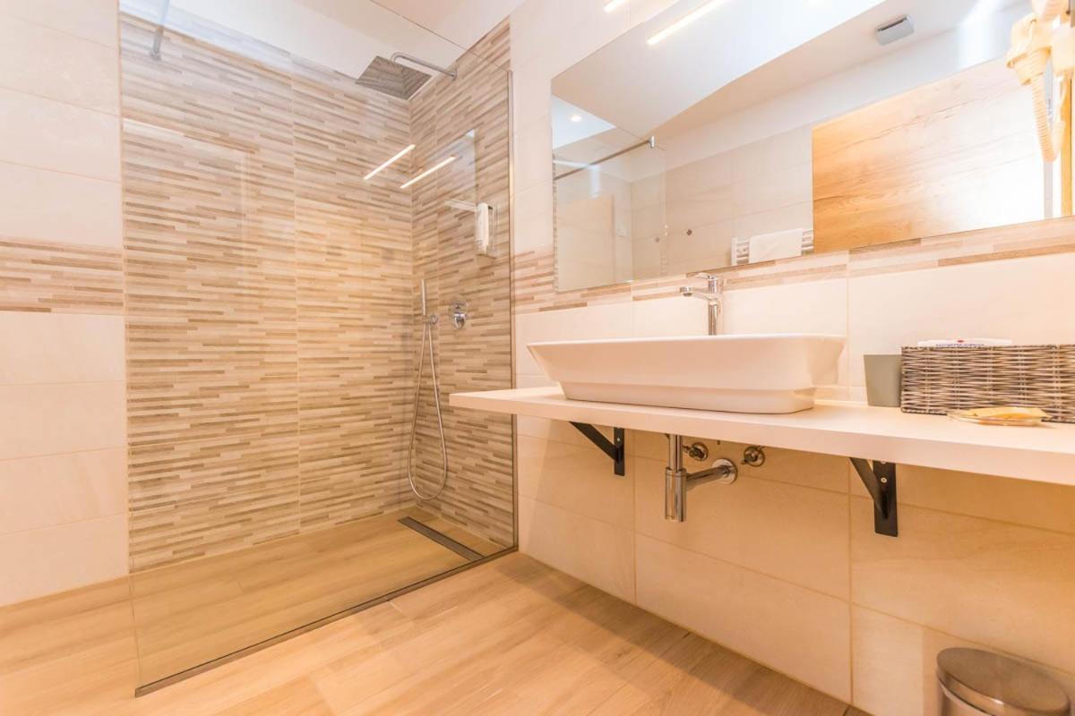 Hotel Delfin Lanterna Tar-Vabriga Dış mekan fotoğraf